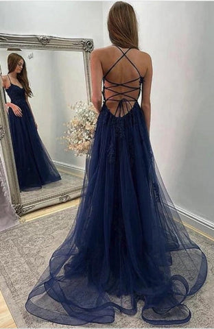Vestido de fiesta de tul azul marino con escote halter, abertura frontal, tirantes finos y corte en A.