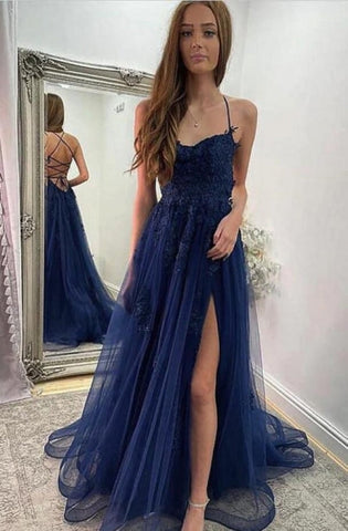 Vestido de fiesta de tul azul marino con escote halter, abertura frontal, tirantes finos y corte en A.