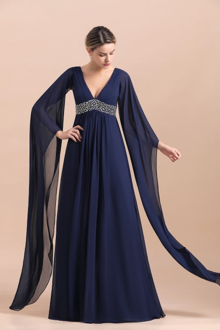Vestido de gasa azul marino de manga larga con volantes para la madre de la novia (disponible online)