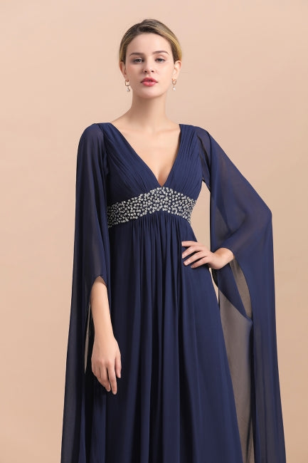 Vestido de gasa azul marino de manga larga con volantes para la madre de la novia (disponible online)