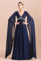 Vestido de gasa azul marino de manga larga con volantes para la madre de la novia (disponible online)