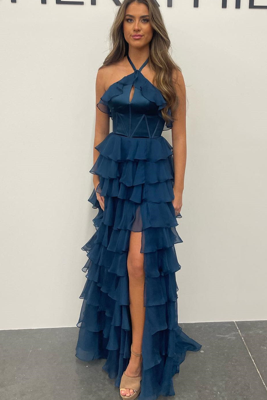 Robe de bal dos nu à volants étagés et décolleté en V avec fente