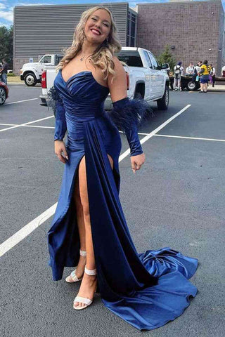 Vestido rojo de gala plisado con escote corazón y mangas desmontables