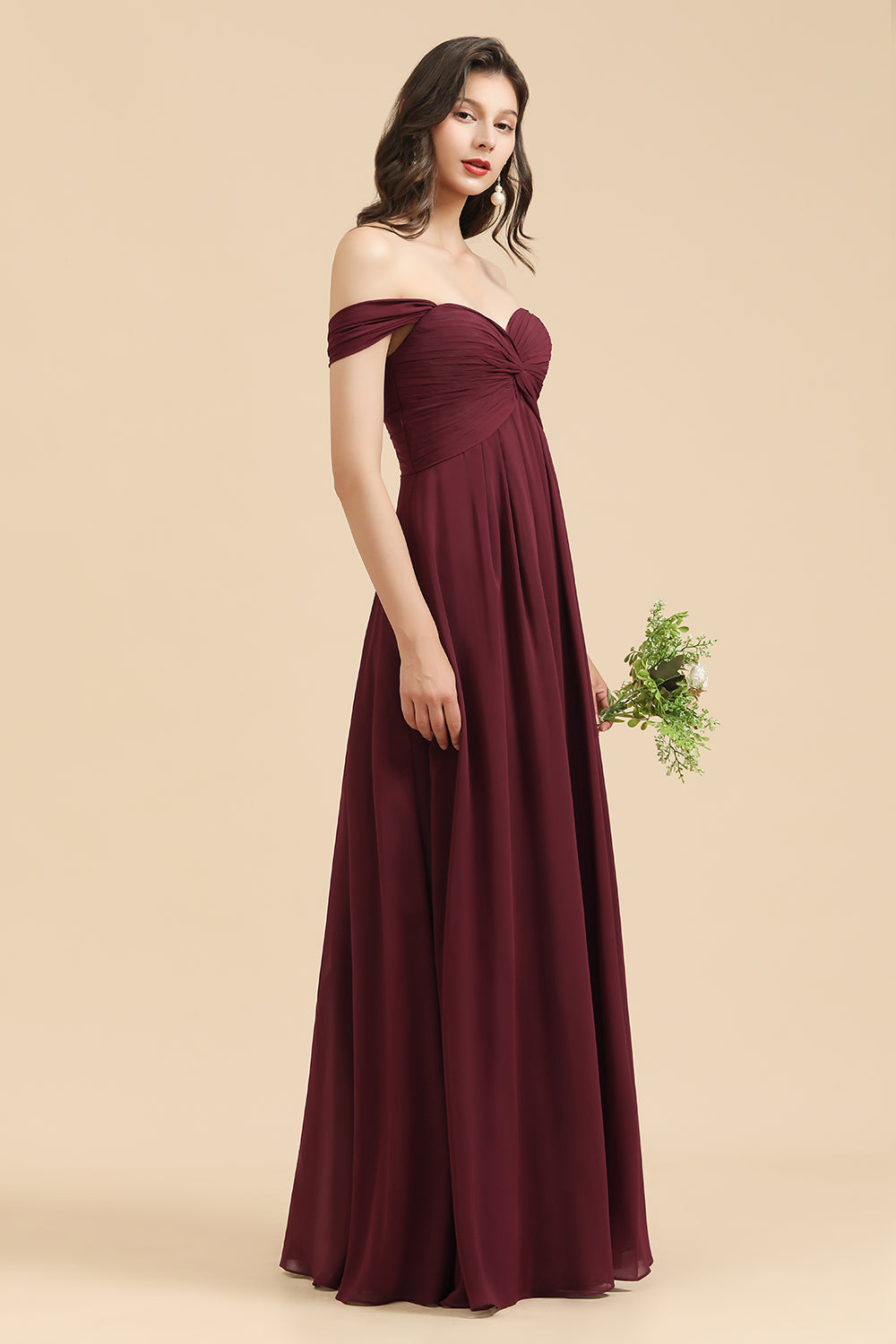 Nouvelle robe de demoiselle d'honneur longue bordeaux, coupe trapèze, épaules dénudées et décolleté cœur 