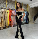 Nuevos vestidos de noche negros de sirena con hombros descubiertos y apliques.