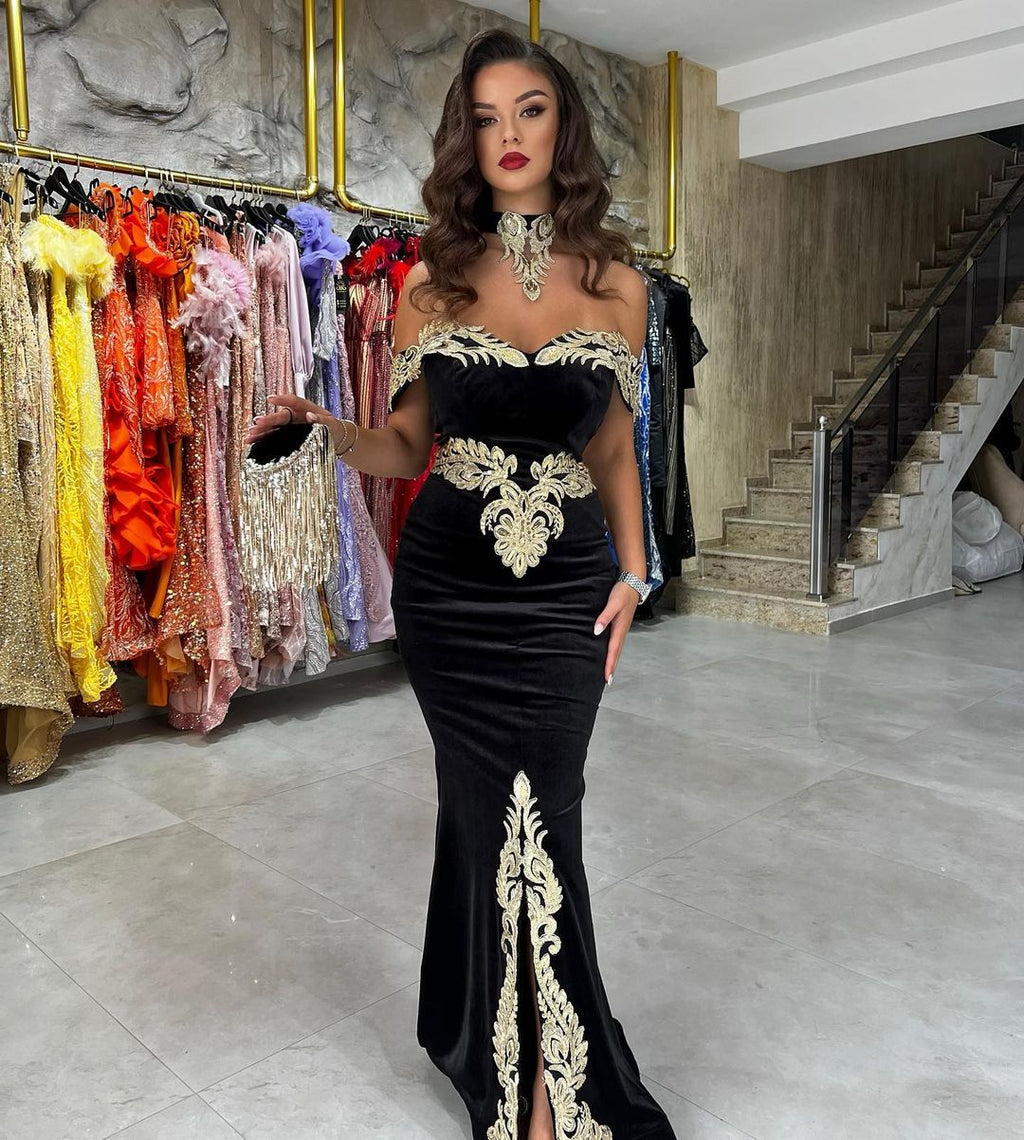 Nuevos vestidos de noche negros de sirena con hombros descubiertos y apliques.