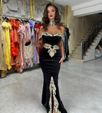 Nuevos vestidos de noche negros de sirena con hombros descubiertos y apliques.