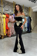 Nuevos vestidos de noche negros de sirena con hombros descubiertos y apliques.