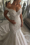 Nouvelle robe de mariée sirène à épaules dénudées et décolleté cœur, ornée de perles et traîne chapelle