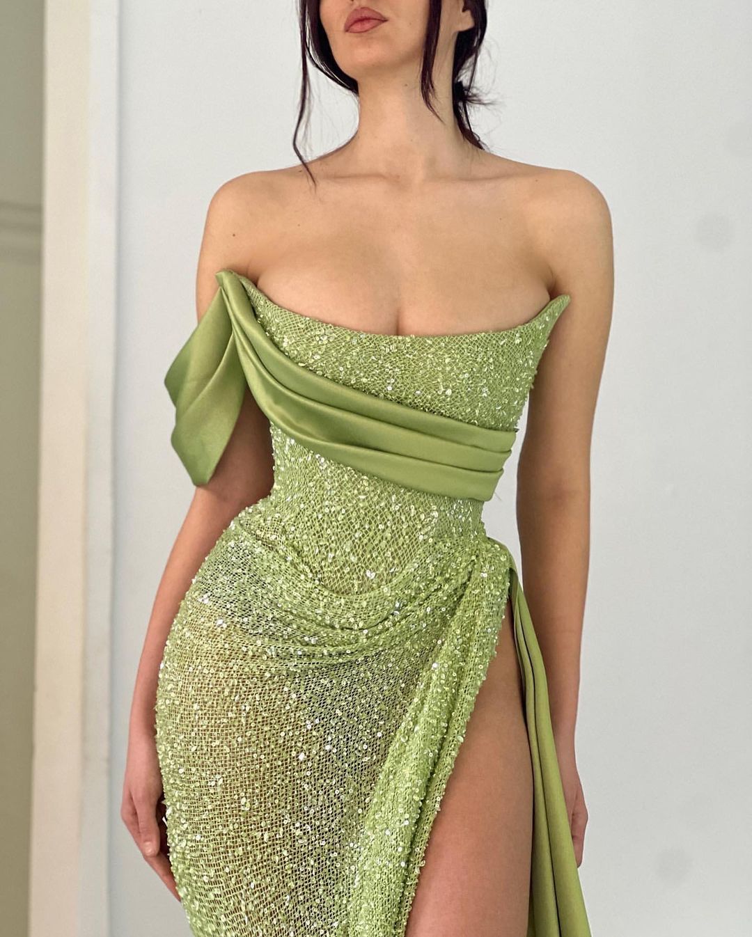Nouveauté : Robes de soirée asymétriques à une épaule, coupe trapèze et fente longue (disponibles en ligne)