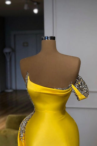 Vestido de fiesta nuevo, amarillo brillante, con sobrefalda de lentejuelas metálicas, un solo hombro