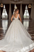 Vestido de novia de encaje sin mangas con tirantes finos