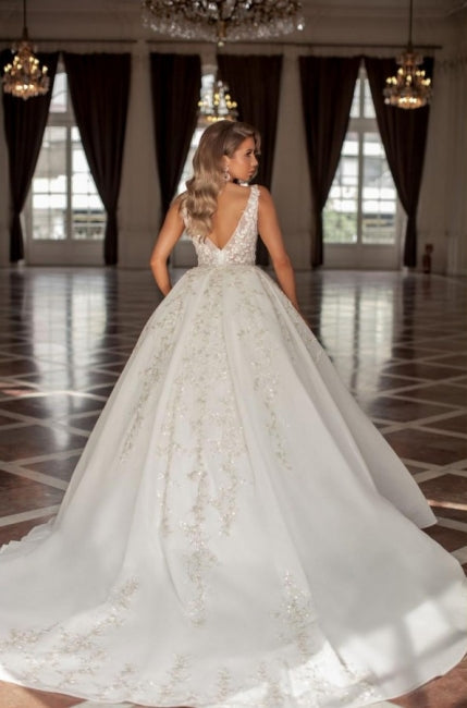 Vestido de novia de encaje sin mangas con tirantes finos