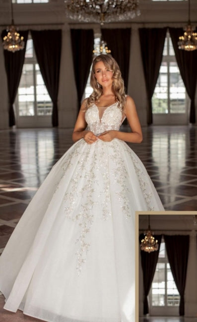 Vestido de novia de encaje sin mangas con tirantes finos