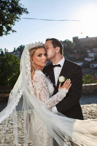 Vestidos de novia de encaje de sirena de manga larga con cuello en V noble