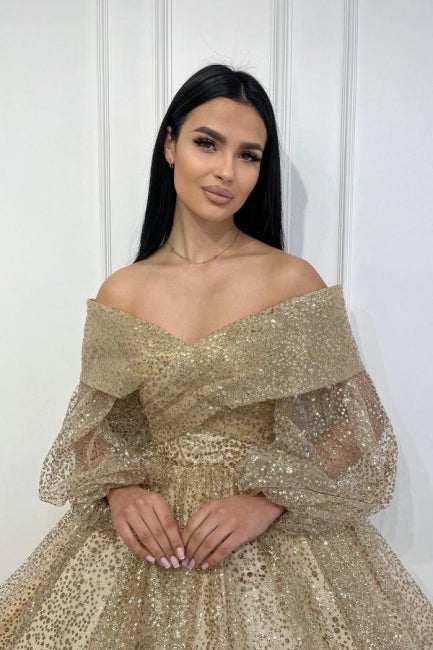 Vestido de graduación dorado de corte A, con hombros descubiertos, lentejuelas y mangas largas que te obsesiona
