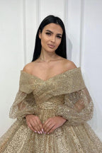 Vestido de graduación dorado de corte A, con hombros descubiertos, lentejuelas y mangas largas que te obsesiona