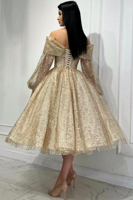 Vestido de graduación dorado de corte A, con hombros descubiertos, lentejuelas y mangas largas que te obsesiona