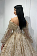 Vestido de graduación dorado de corte A, con hombros descubiertos, lentejuelas y mangas largas que te obsesiona