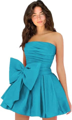 Robes de soirée courtes et chics pour le bal de promo, coupe trapèze, sans manches, bustier, froncées, lacées et ornées d'un nœud.