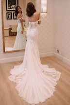 Robe de mariée en mousseline à épaules dénudées et traîne courte, ornée d'appliqués de dentelle WD220