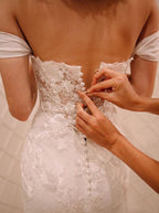 Robe de mariée en mousseline à épaules dénudées et traîne courte, ornée d'appliqués de dentelle WD220