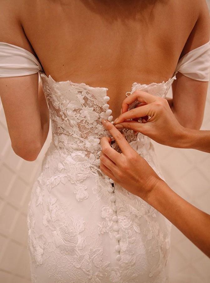 Robe de mariée en mousseline à épaules dénudées et traîne courte, ornée d'appliqués de dentelle WD220