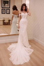 Robe de mariée en mousseline à épaules dénudées et traîne courte, ornée d'appliqués de dentelle WD220
