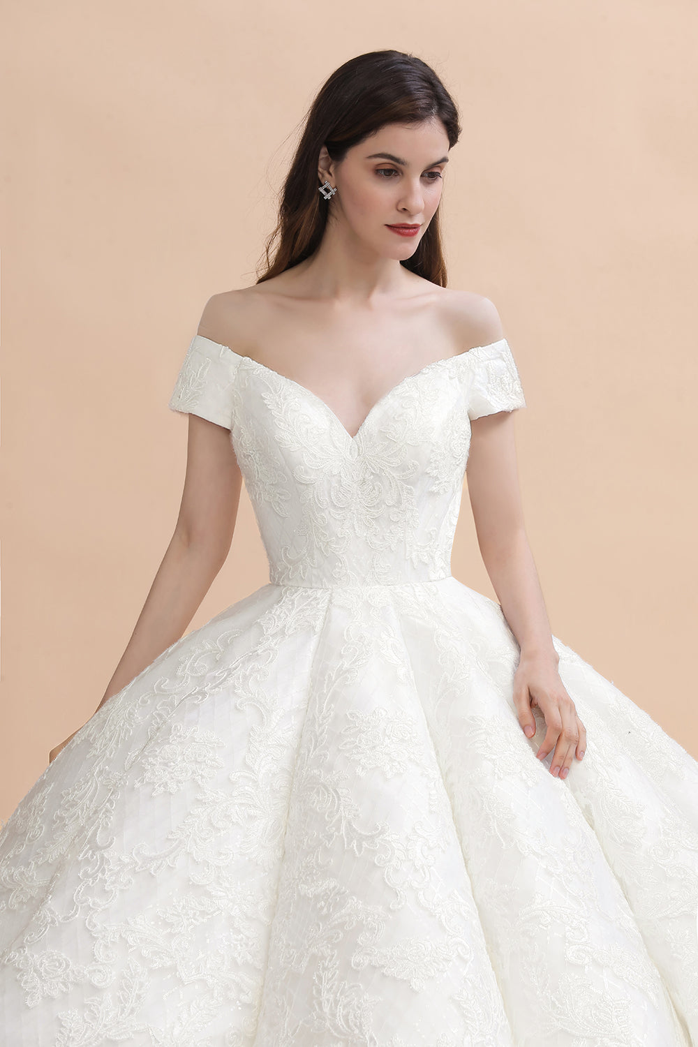 Robe de mariée longue à épaules dénudées, ornée d'appliqués de dentelle et d'une traîne chapelle 