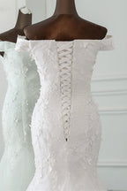 Robes de mariée élégantes sirène à épaules dénudées et lacets ornés d'appliqués 