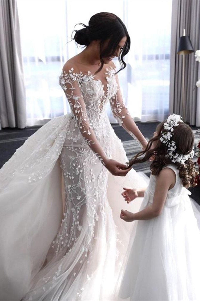 Robe de mariée à épaules dénudées et décolleté en V profond avec surjupe