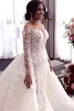 Robe de mariée à épaules dénudées et décolleté en V profond avec surjupe