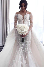 Robe de mariée à épaules dénudées et décolleté en V profond avec surjupe