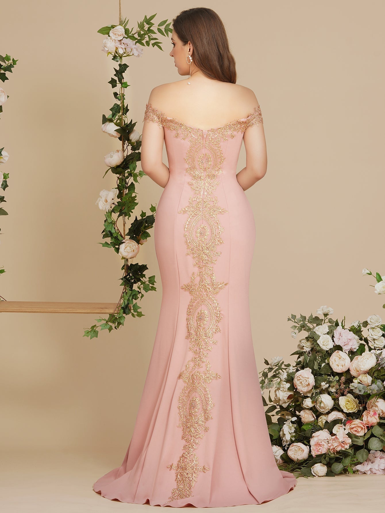 Robe de soirée sirène à épaules dénudées et appliques dorées