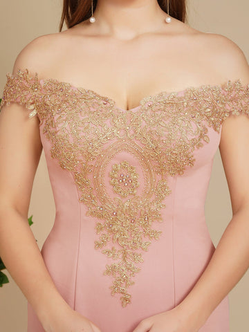 Vestido de noche de sirena con apliques dorados y hombros descubiertos, estilo ajustado.