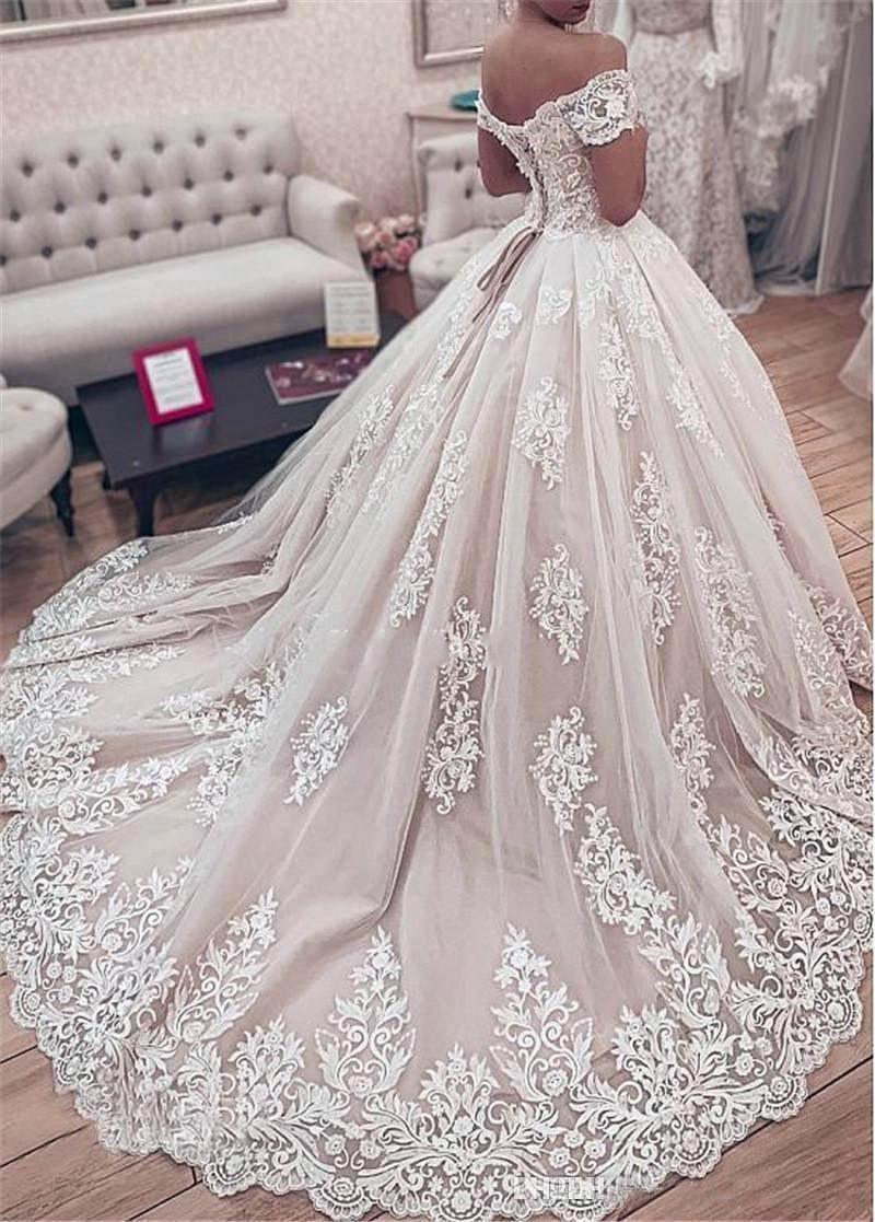 Vestido de novia de baile con apliques de encaje y hombros descubiertos WD027
