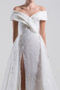 Vestido de novia de sirena con hombros descubiertos y abertura lateral