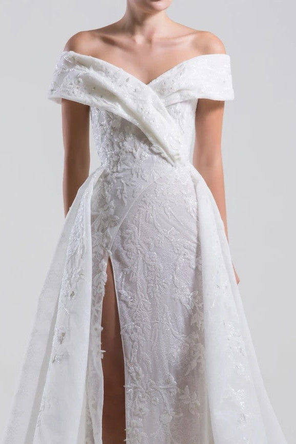Vestido de novia de sirena con hombros descubiertos y abertura lateral