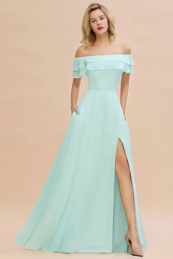 Vestido de dama de honor corto verde con hombros descubiertos y abertura frontal, corte Aline, ideal para bodas en la playa.
