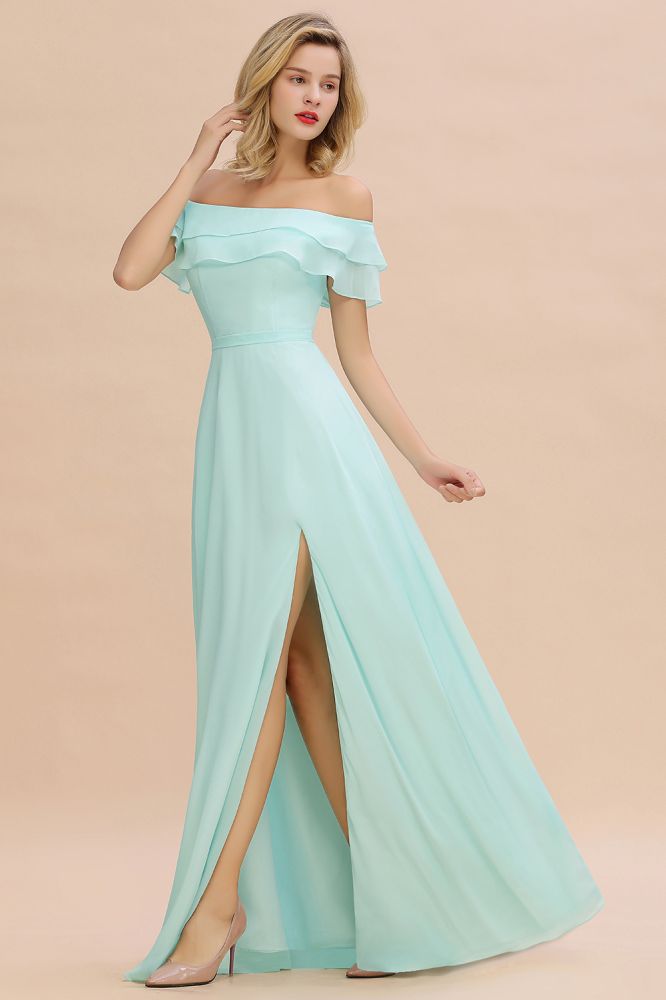 Vestido de dama de honor corto verde con hombros descubiertos y abertura frontal, corte Aline, ideal para bodas en la playa.