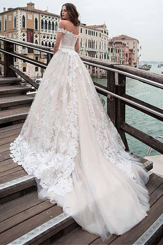 Vestido de novia corte A con escote barco y apliques de encaje WD232