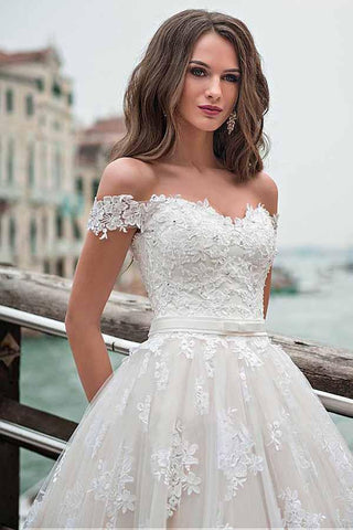 Vestido de novia corte A con escote barco y apliques de encaje WD232