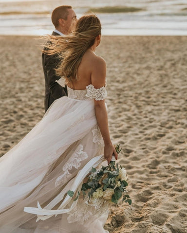 Vestido de novia sencillo con hombros descubiertos, tul y encaje, corte A, ideal para bodas en la playa. 