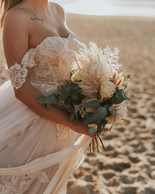 Vestido de novia sencillo con hombros descubiertos, tul y encaje, corte A, ideal para bodas en la playa. 