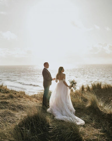 Vestido de novia sencillo con hombros descubiertos, tul y encaje, corte A, ideal para bodas en la playa. 