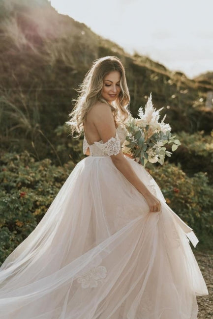 Vestido de novia sencillo con hombros descubiertos, tul y encaje, corte A, ideal para bodas en la playa. 