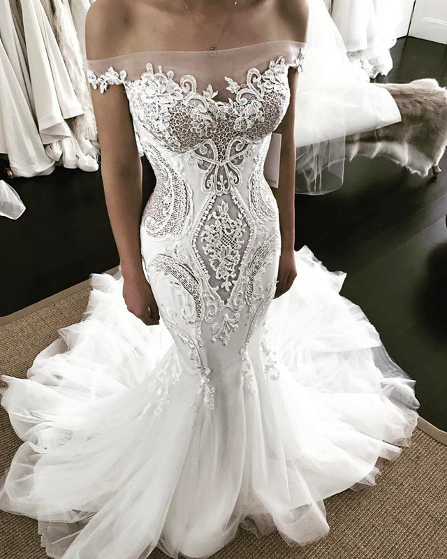 Vestido de novia de sirena sin tirantes con encaje y hombros descubiertos