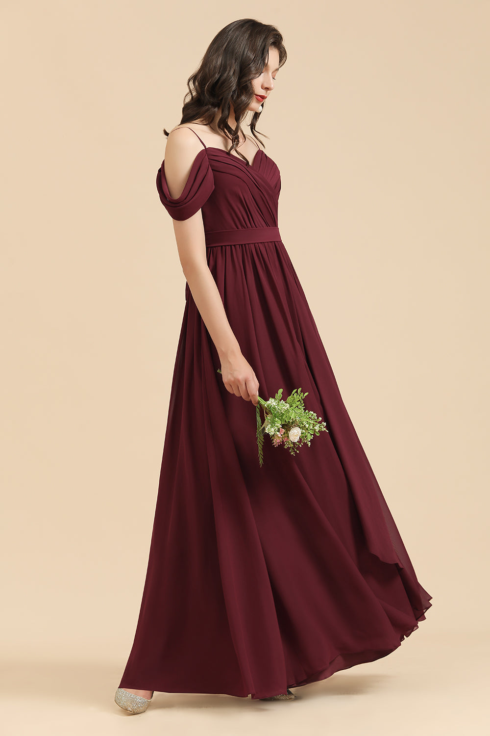 Vestido largo de dama de honor color burdeos con escote corazón y hombros descubiertos, con abertura. 