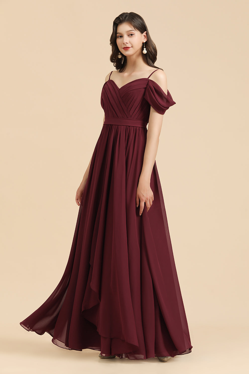 Vestido largo de dama de honor color burdeos con escote corazón y hombros descubiertos, con abertura. 