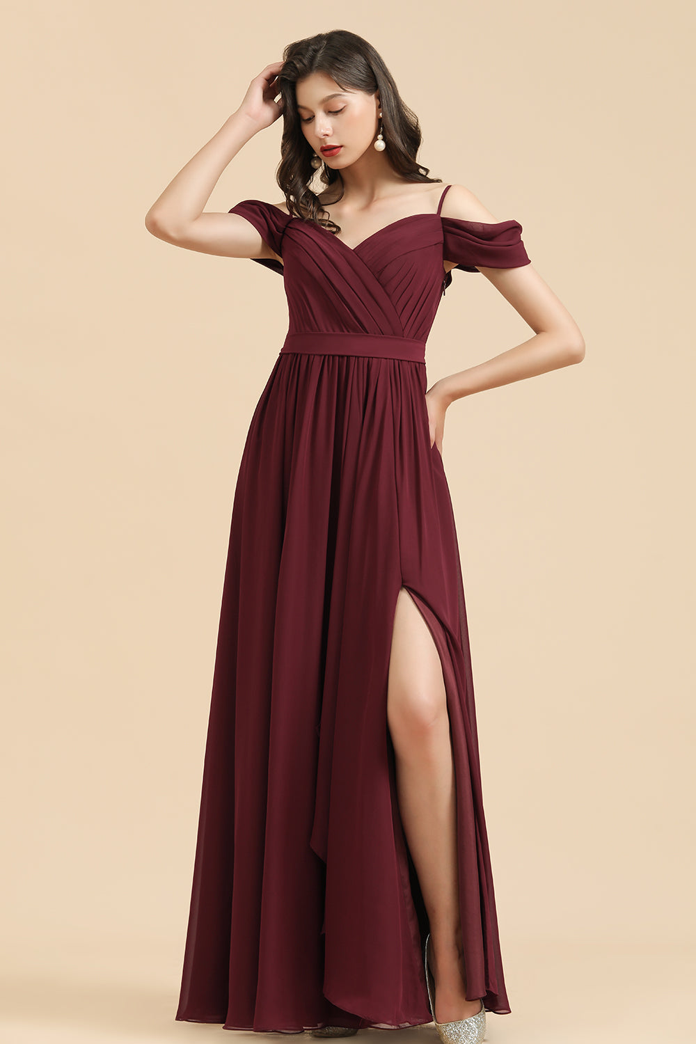 Robe de demoiselle d'honneur longue bordeaux à épaules dénudées et décolleté en cœur avec fente 